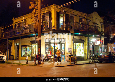 Frenchmen Street blockieren zwei Unterhaltungsviertel wo 'Einheimischen' in der Nähe von French Quarter in New Orleans, Louisiana, USA hängen Stockfoto