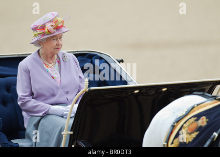 Queen Elizabeth in ihrem Elfenbein angebracht Phaeton, Inspektion der Linie. "Trooping die Farben" 2010 Stockfoto