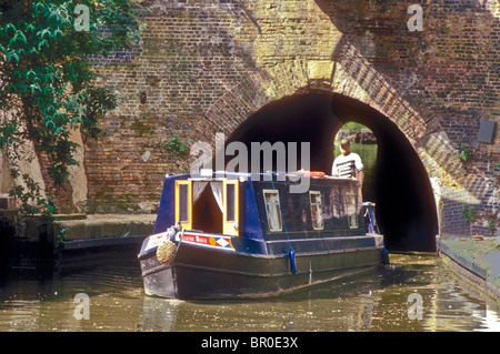 Ein Narrowbooat bei Maida Tunnel am Regents Kanal in Paddington London England UK Stockfoto