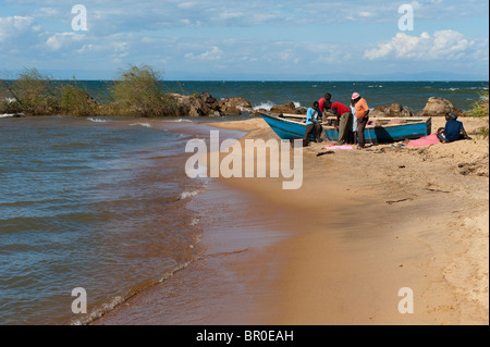 Fischerboot am Strand am Lake Malawi, Nkhotakota, Malawi Stockfoto