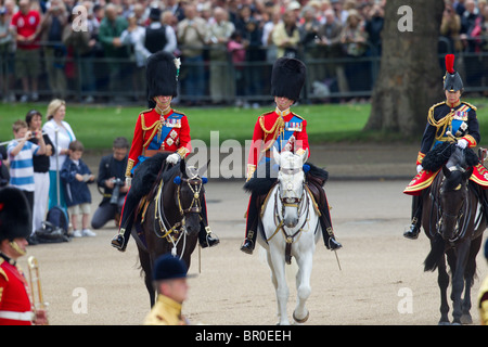 Drei königlichen Obristen nach der Königin bei der "Inspektion der Linie". "Trooping die Farbe" 2010 Stockfoto