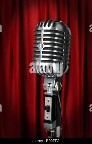 Vintage Mikrofon mit roten Vorhang im Hintergrund Stockfoto