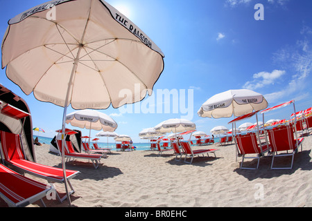 Liegen am Strand sitzen leer am South Beach in Miami, Florida. Stockfoto