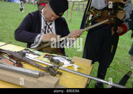 Meister der alten Waffen (Tyufekchiy) Handwerk Messe in Bulgarien Etara Stockfoto