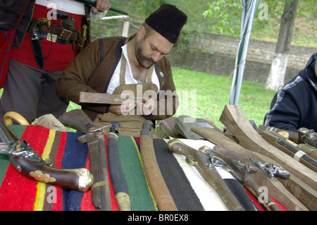 Meister der alten Waffen (Tyufekchiy) Handwerk Messe in Bulgarien Etara Stockfoto