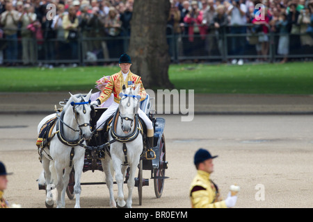 Queen Elizabeth in ihrem Elfenbein angebracht Phaeton, Inspektion der Linie. "Trooping die Farben" 2010 Stockfoto