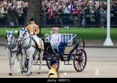 Queen Elizabeth in ihrem Elfenbein angebracht Phaeton, Inspektion der Linie. "Trooping die Farben" 2010 Stockfoto