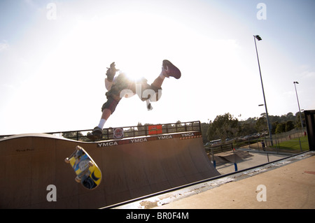 Pro Skater Bob Burnquist üben einen Trick auf seinem Skateboard kurz vor einem großen Wettkampf in einem Skatepark in Encinitas. Stockfoto