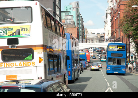 Busse auf Oxford Straße, Manchester, UK. Stockfoto