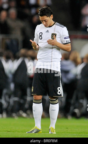 Mesut Özil betet, deutsche Fußball-Nationalmannschaft bei der EURO 2012-Qualifikation gegen Aserbaidschan überein Stockfoto