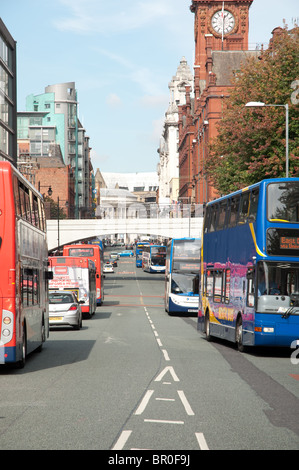 Busse auf Oxford Straße, Manchester, UK. Stockfoto