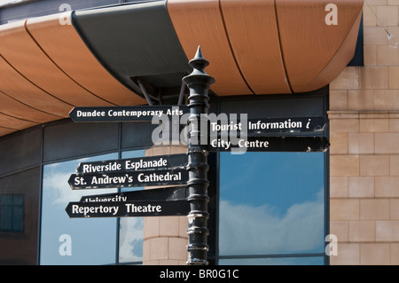 Stadtzentrum Fußgängerausstattungen Wegweiser, Dundee, Schottland Stockfoto