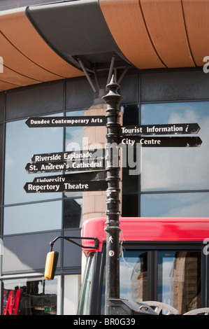 Stadtzentrum Fußgängerausstattungen Wegweiser, Dundee, Schottland Stockfoto