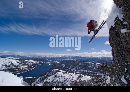 Ein Mann von einer Klippe über dem Donner Lake Kalifornien Skifahren. Stockfoto