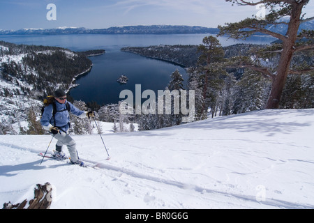 Eine Frau, Klettern auf Skiern über Emerald Bay in Lake Tahoe, Kalifornien. Stockfoto