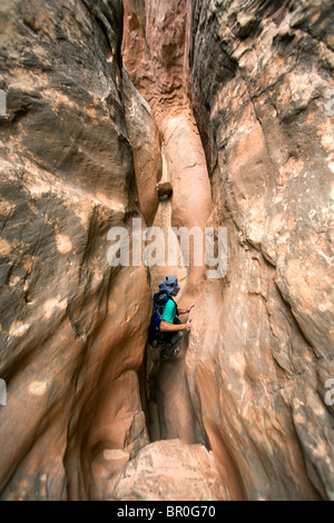 Mann absteigenden Wüste Slotcanyon, Robbers Roost, Utah Stockfoto