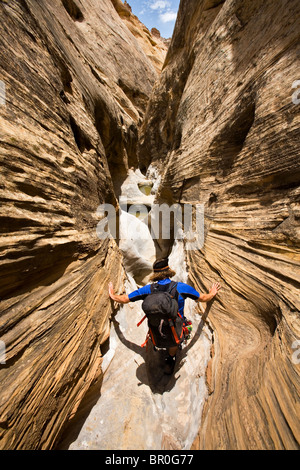 Mann absteigenden Wüste Canyon, San Rafael Swell, Utah Stockfoto