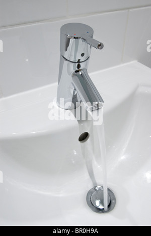 Nahaufnahme eines Beckens und Wasserstrahl. Stockfoto