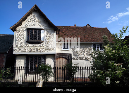 Am Mittsommerabend wird das Sonnenlicht auf dem restaurierten Ancient House, Clare, Suffolk, beleuchtet. Stockfoto