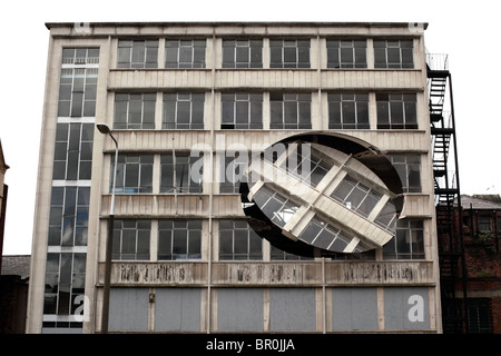 "Umdrehen der Ort", eine Skulptur von Richard Wilson in einem heruntergekommenen Bürogebäude, Liverpool Stockfoto