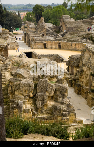 Aussenansicht des Amphitheaters in der zerstörten römischen Stadt Italica / Italica in der Nähe von Sevilla, Spanien. Stockfoto