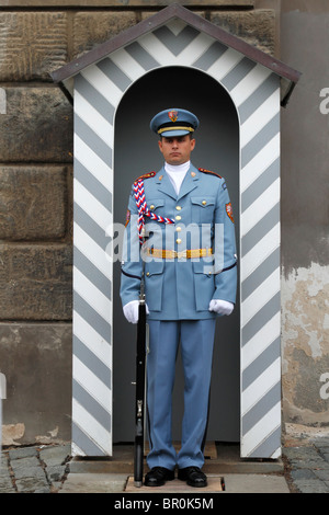 Einen diensthabenden außerhalb der wichtigsten Tore der Prager Burg. August 2010, Prag, Tschechien Stockfoto