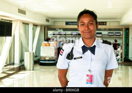 Costa Rican Polizei Frau Porträt außerhalb der Juan Santamaria International Airport, San José, Costa Rica, Lateinamerika. Stockfoto