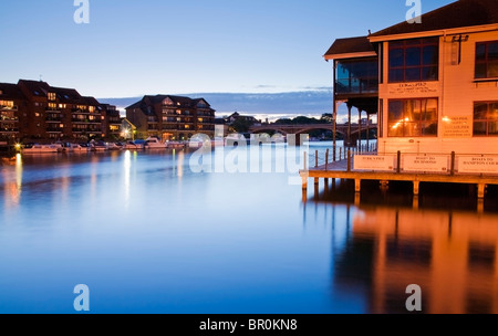 Themse, in der Abenddämmerung am Kai in Kingston on Thames, Surrey, Uk Stockfoto