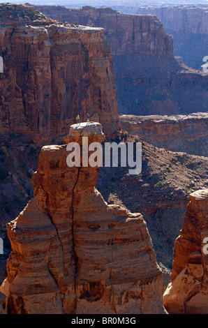 zwei Bergsteiger am Gipfel eines einsamen Turm, Utah Stockfoto