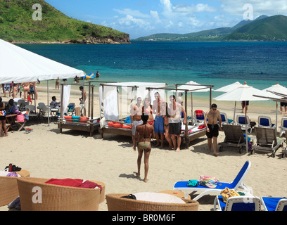 Spaß im Strandrestaurant "Gewürzmühle" kleine Muschel Bay in St. Kitts, Karibik Stockfoto