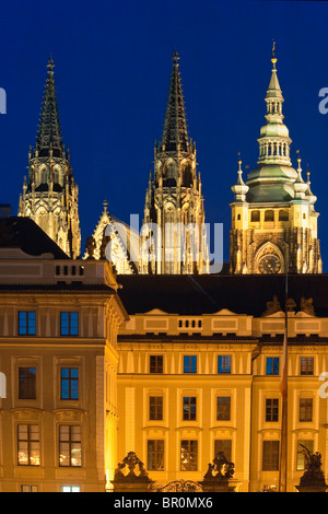 Tschechien, Prag - Hradschin Burg und st.-Veits-Dom in der Abenddämmerung Stockfoto