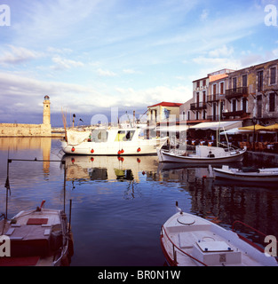 Ein Blick auf den venezianischen Hafen in die kretische Stadt Rethymnon. Stockfoto