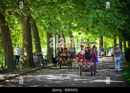 Tretautos in einem der Parks von Vichy (Allier - Frankreich). Rosalies Dans un des Parcs de Vichy (Allier - Frankreich). Stockfoto