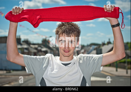 Gewinner des roten Schlauch Race 2010 - mit dem Preis - ein paar rote Schlauch oder Strümpfe. Stockfoto