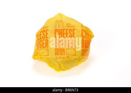 McDonald's-Cheeseburger in Papierverpackungen Wrapper auf weißem Hintergrund, Ausschnitt. Stockfoto