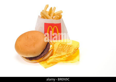 McDonalds Cheeseburger und Pommes Frites auf weißem Hintergrund Ausschnitt. Stockfoto