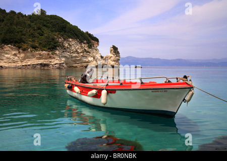 Angelboot/Fischerboot vor Anker in einer geschützten Bucht auf Antipaxos, Griechenland. Eine kleine Insel vor der Küste von Paxos Stockfoto