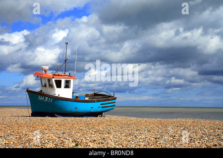 Aldeburgh Strand mit traditionellen Fischerboot am Strand hochgezogen. Stockfoto