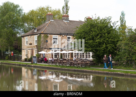 Kanal-Seite Navigation Inn neben dem "Grand Union" Kanal bei Stoke Bruerne Northamptonshire England UK EU Stockfoto