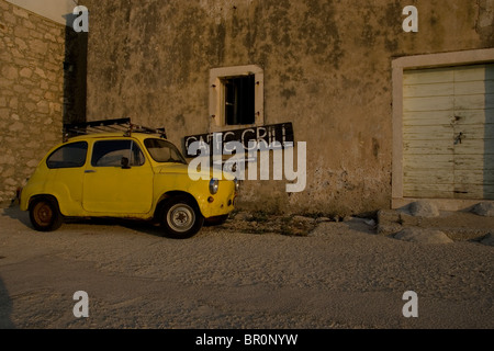 Ein gelbes Auto auf den Inseln des Iz in der Adria, Kroatien. Stockfoto