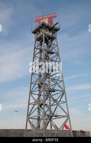 Ein Radarturm am Rande des Flughafens Heathrow, London, UK. Stockfoto