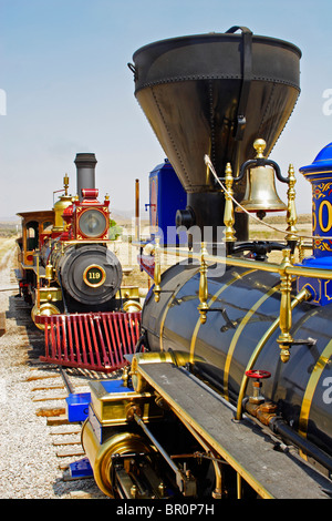 Union Pacific Railroad #119 und die Central Pacific #60, Jupiter, sitzen auf den Schienen an Golden Spike National Historic Site bei P Stockfoto