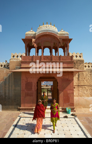 Frauen verlassen die Bhanda Shah Jain-Tempel in Bikaner Stockfoto