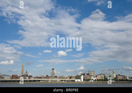 Skyline der Innenstadt Antwerpen über die Schelde Fluss entnommen Stockfoto