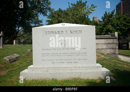 Der Grabstein des ehemaligen New Yorker Bürgermeister Edward I. Koch auf dem Trinity Kirche Friedhof in Washington Heights in New York Stockfoto