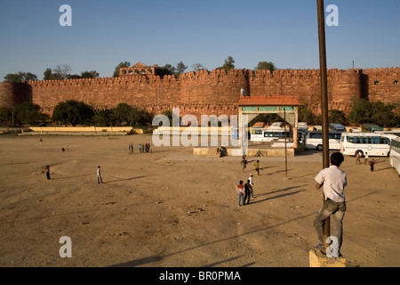 Lokalen jungen Fussball in einem Feld gegenüber Fort Agra, Uttar Pradesh, Indien. Stockfoto