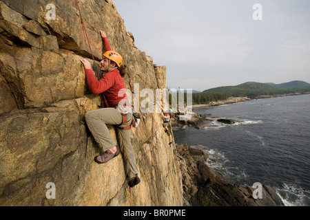 Klettern auf Oceanside Klippen, Maine Stockfoto