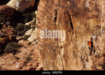 Weibliche Kletterer. Herr Choad Wild Ride, 5.11 b, Sunny und steilen Felsen, Calico Becken, Red Rocks, Nevada. Stockfoto