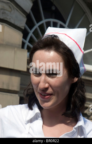 Frau in Krankenschwester-uniform Förderung eine Pony Show in Edinburgh Festival, Schottland. Stockfoto