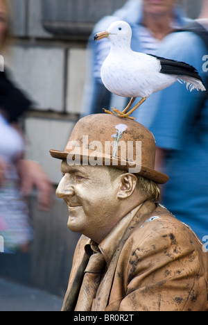 Menschliche Statue Mann mit einer Möwe sitzt auf seinen Hut während des Edinburgh Festival, Schottland. Stockfoto